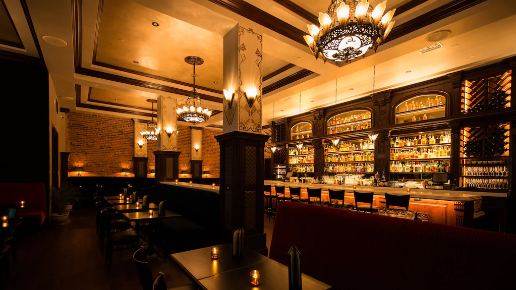 Bar oraz komfortowa przestrzeń lounge w Zeybropundix